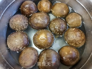 胡萝卜青椒炒香菇的做法步骤：1