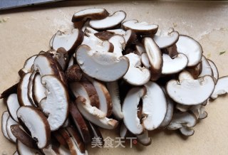 胡萝卜青椒炒香菇的做法步骤：2