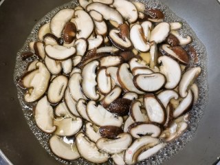 胡萝卜青椒炒香菇的做法步骤：6