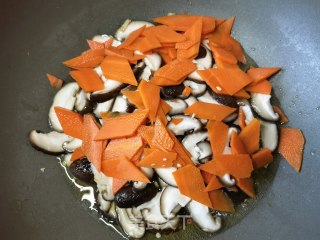 胡萝卜青椒炒香菇的做法步骤：8