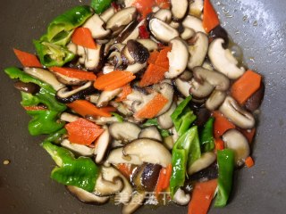 胡萝卜青椒炒香菇的做法步骤：10