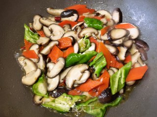 胡萝卜青椒炒香菇的做法步骤：11
