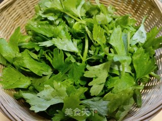 芹菜叶蒸胡萝卜的做法步骤：2