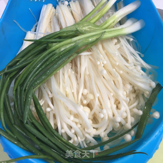 荷包蛋烧金针菇的做法步骤：1