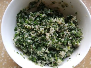 荠菜春笋鲜肉煎饺的做法步骤：5