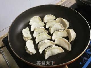 荠菜春笋鲜肉煎饺的做法步骤：7