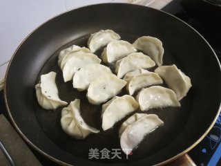 荠菜春笋鲜肉煎饺的做法步骤：8