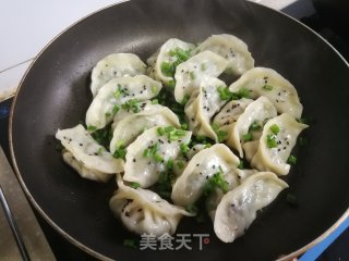 荠菜春笋鲜肉煎饺的做法步骤：9