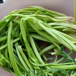 腊肉炒菠菜杆的做法步骤：1