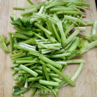 腊肉炒菠菜杆的做法步骤：2