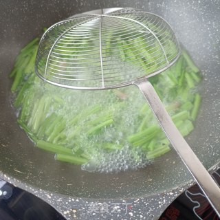 腊肉炒菠菜杆的做法步骤：4