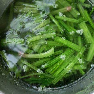 腊肉炒菠菜杆的做法步骤：5