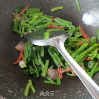 腊肉炒菠菜杆的做法步骤：13