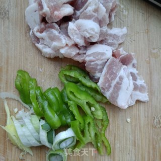 五花肉焖笋干的做法步骤：4