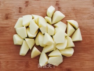 土豆烧鸡胸肉的做法步骤：2
