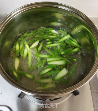 鸡脯肉炒芦笋的做法步骤：2