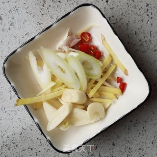 鸡脯肉炒芦笋的做法步骤：4