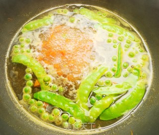 菠萝蛋炒饭的做法步骤：1