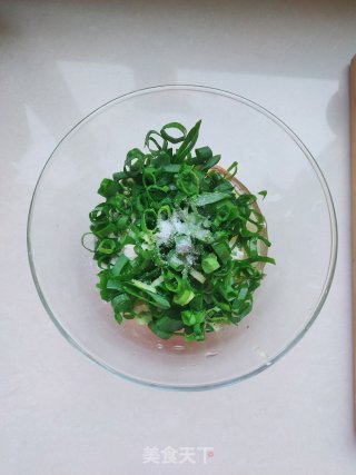 香葱鸡蛋饼的做法步骤：3