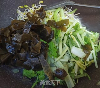 海带豆芽香芹炒肉丝的做法步骤：5