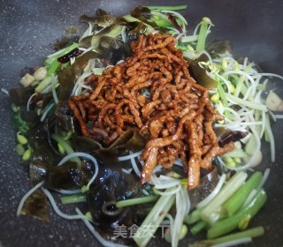 海带豆芽香芹炒肉丝的做法步骤：7