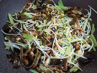 海带豆芽香芹炒肉丝的做法步骤：8