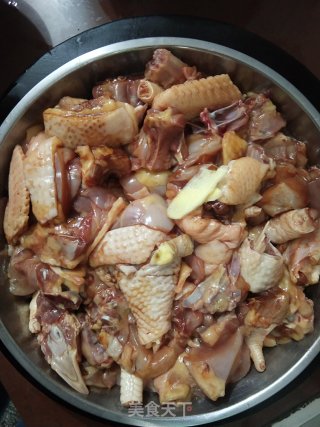 电饭煲包围了鸡????的做法步骤：2