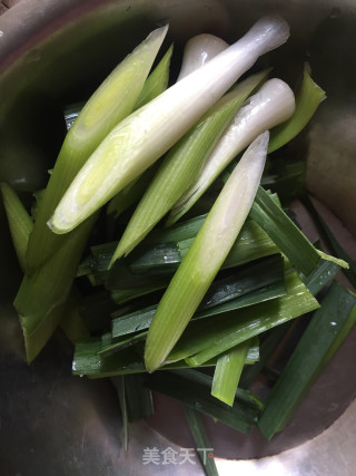 贡丸炒蒜苗的做法步骤：4