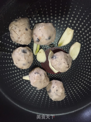 贡丸炒蒜苗的做法步骤：5