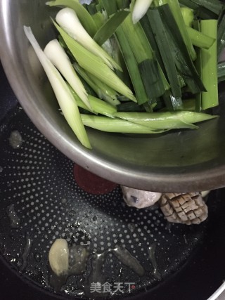 贡丸炒蒜苗的做法步骤：6