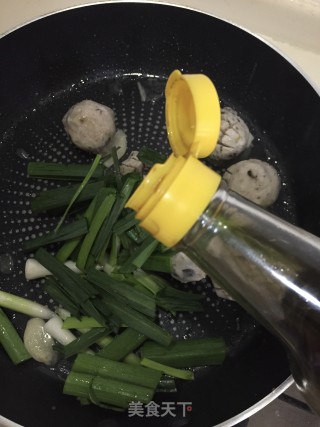 贡丸炒蒜苗的做法步骤：7