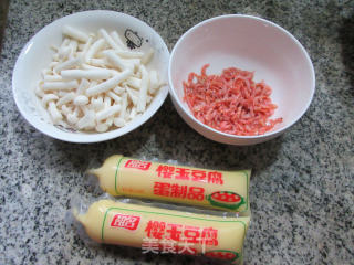 小虾米海鲜菇樱玉豆腐汤的做法步骤：1