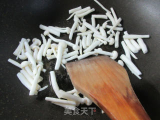 小虾米海鲜菇樱玉豆腐汤的做法步骤：3