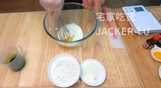 牛奶蛋黄小饼干，零失败高颜值，追剧小零食，一口一个，制作简单。的做法步骤：2