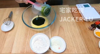 牛奶蛋黄小饼干，零失败高颜值，追剧小零食，一口一个，制作简单。的做法步骤：3
