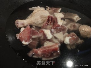 鸭肉炒芹菜的做法步骤：1