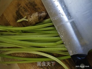 鸭肉炒芹菜的做法步骤：2