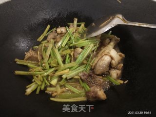鸭肉炒芹菜的做法步骤：12