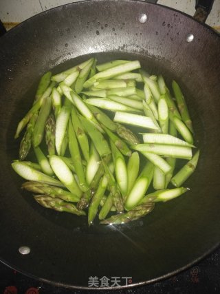 芦笋炒白菇的做法步骤：2