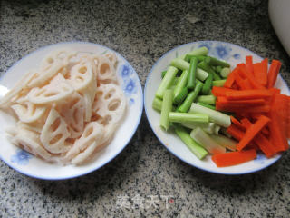 胡萝卜蒜薹炒莲藕的做法步骤：1