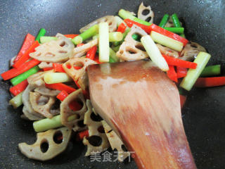 胡萝卜蒜薹炒莲藕的做法步骤：7