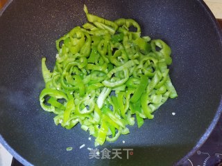 辣椒炒鸡蛋的做法步骤：1