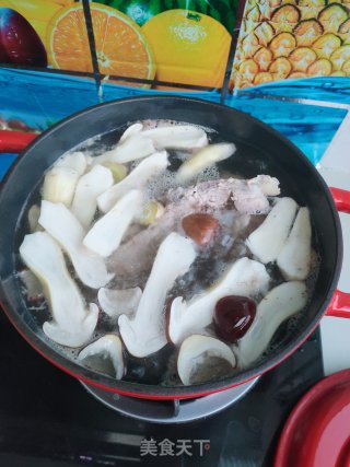 松茸排骨汤的做法步骤：10