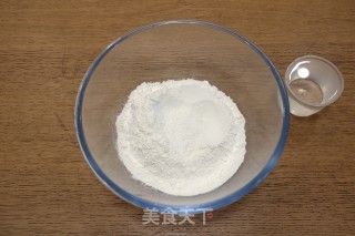 鸡蛋酱油面的做法步骤：1