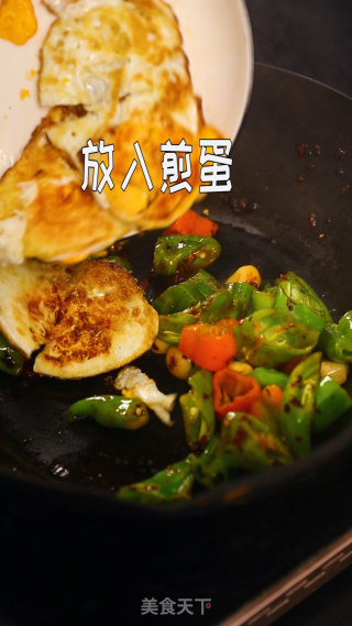 家常菜：辣椒炒荷包蛋~的做法步骤：8