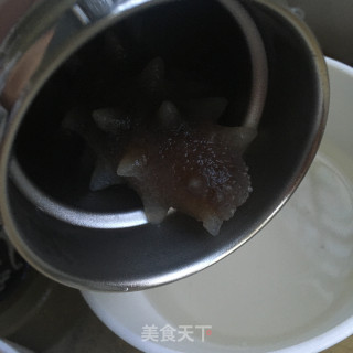 黑芝麻海参蒸蛋的做法步骤：1