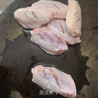 咸蛋黄焗鸡翅的做法步骤：1