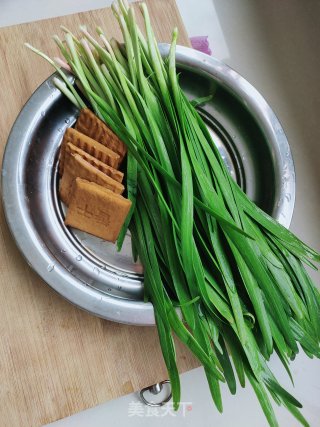 香干韭菜肉煎包的做法步骤：3