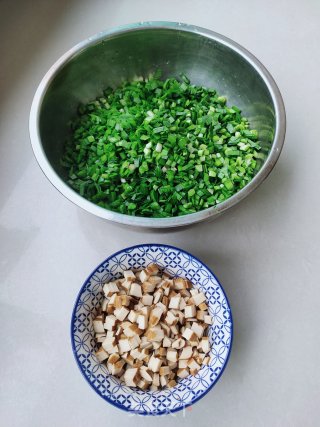 香干韭菜肉煎包的做法步骤：4