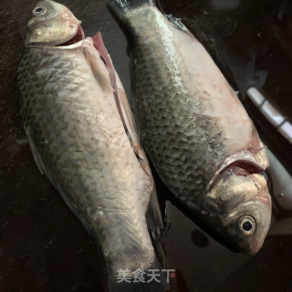 菊花鲫鱼汤的做法步骤：1